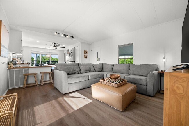 Building Photo - 648 E Palm Ave