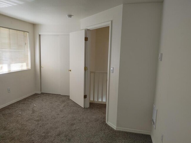 Building Photo - 548 NE Negus Loop