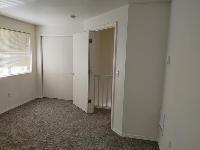 Building Photo - 548 NE Negus Lp