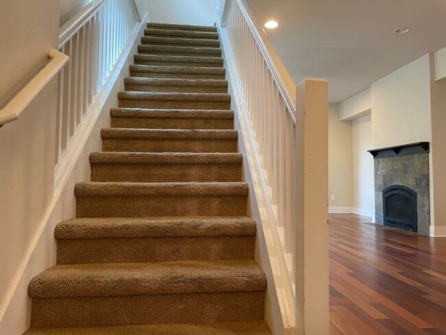 Building Photo - Light and Bright Greenwood Townhouse