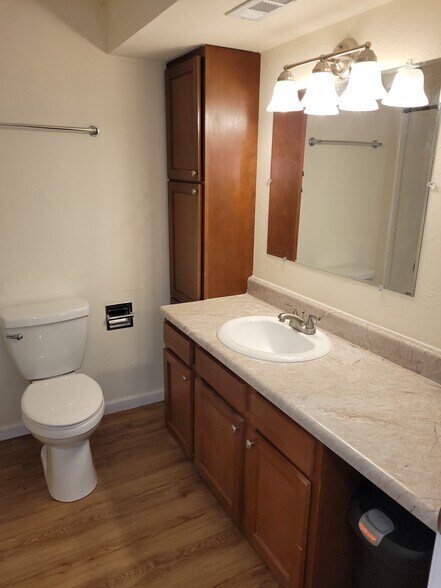Building Photo - 1005 Village Circle Dr