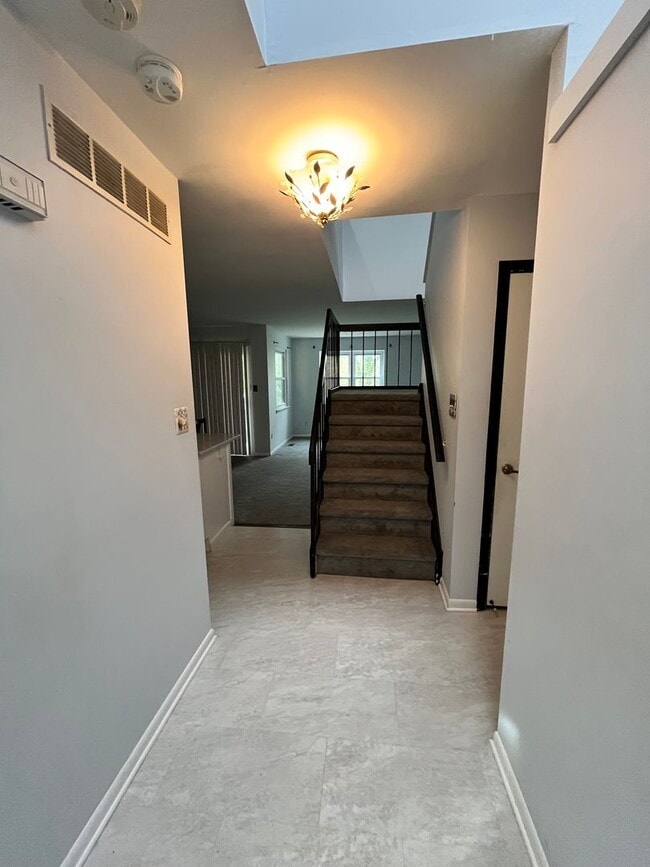 Building Photo - 2 Bd / 1.5 Bth Townhouse in Stover Mill