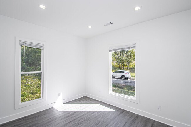 Building Photo - 306 S Schiller St