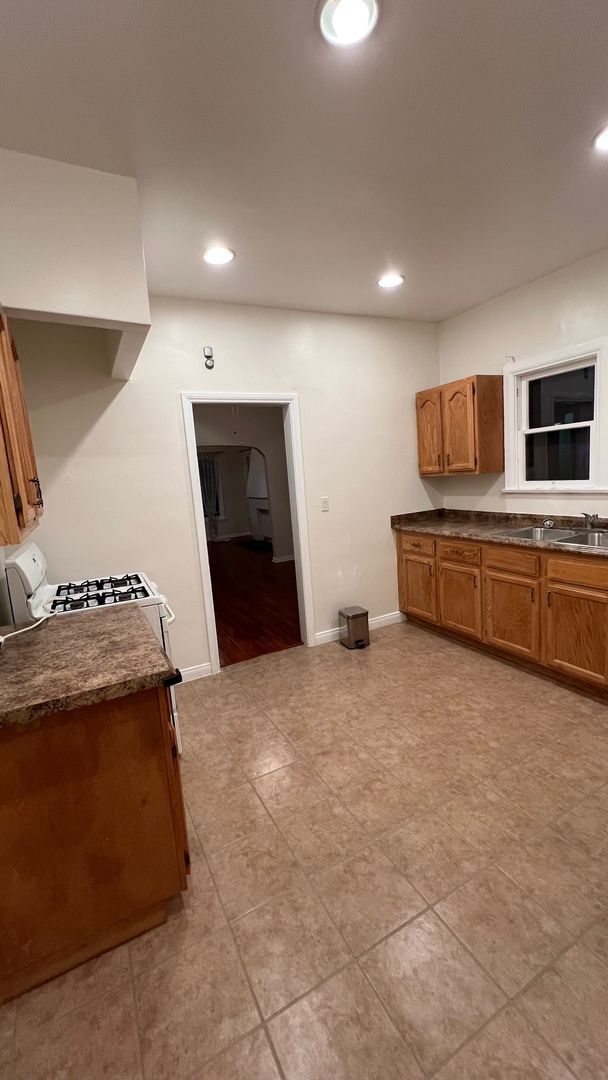 Building Photo - 1166 N Raymond Ave