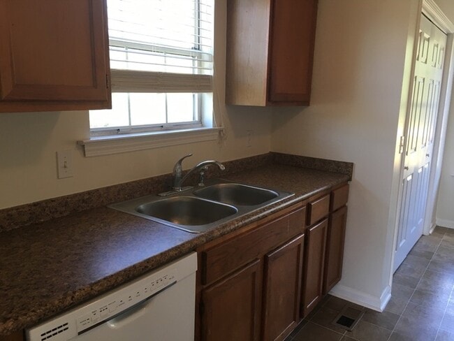 Building Photo - 4 Bedroom 2 bath home off Bell Rd Available !