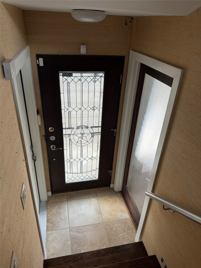 Building Photo - 102 E 5th St