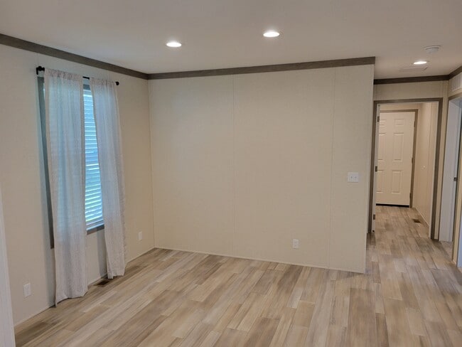 Building Photo - 5080 Cove Ct