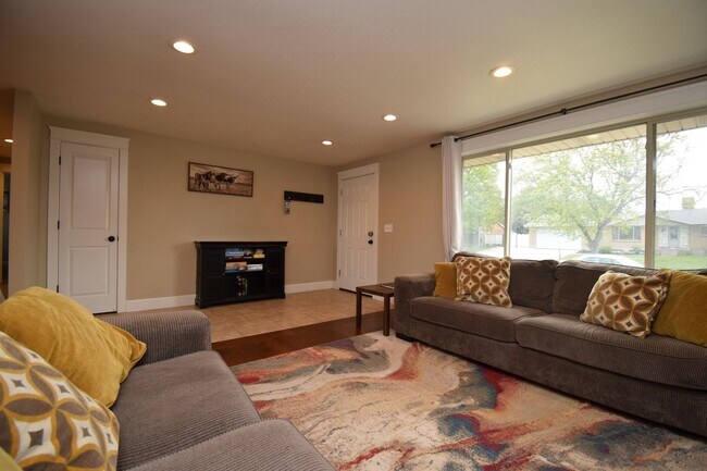 Building Photo - Updated 5 Bed West Valley Gem with Great Layout & Outdoor Living Space!!