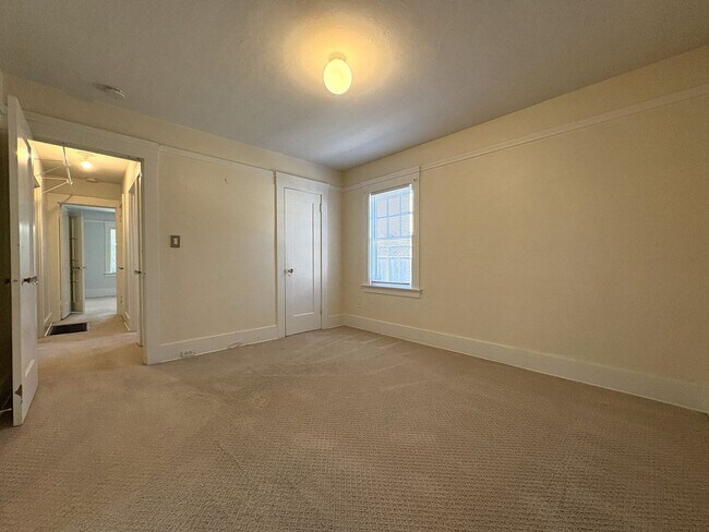 Building Photo - Charming 2-Bedroom Home with Spacious Back...