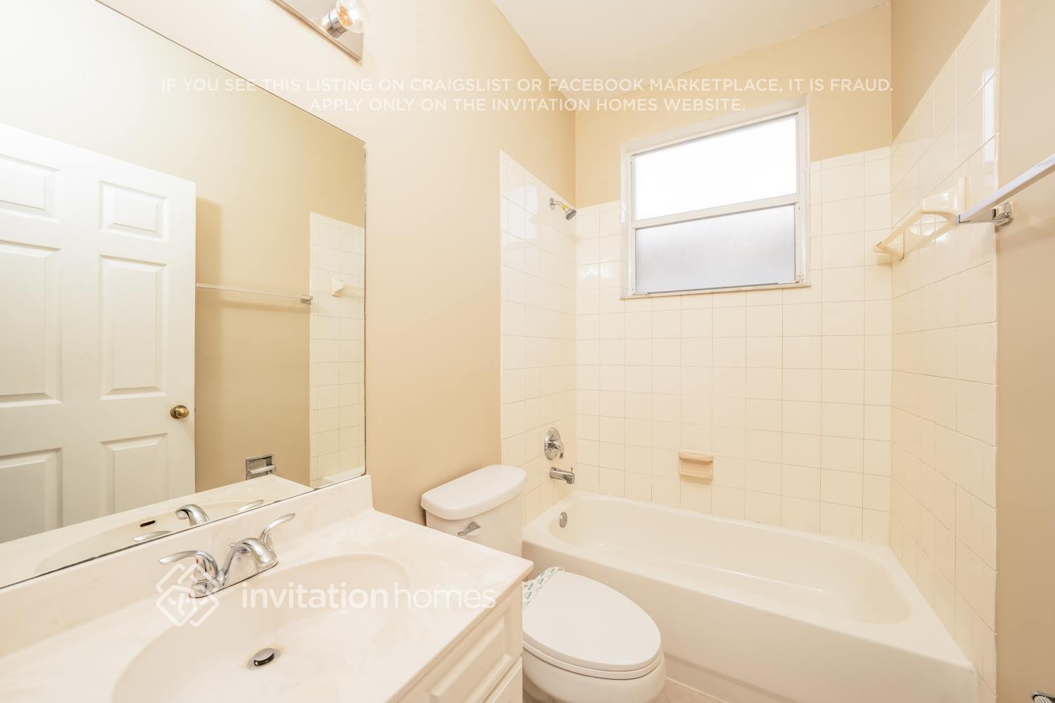Building Photo - 9496 Lago Dr