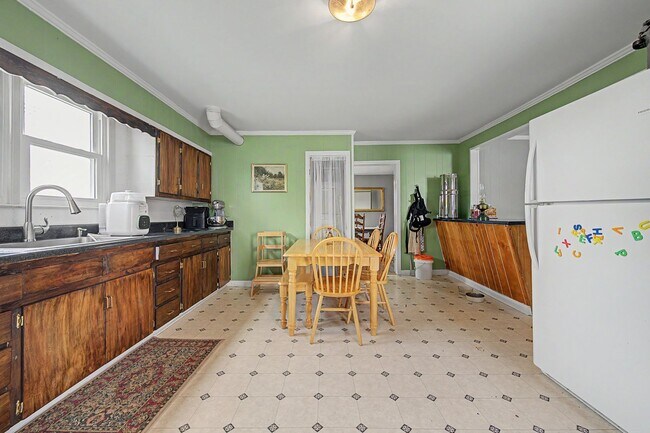 Building Photo - Spacious 5-Bedroom Home Near Radford University