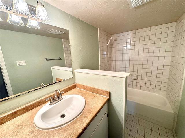Building Photo - 709 Meadow Mead Dr