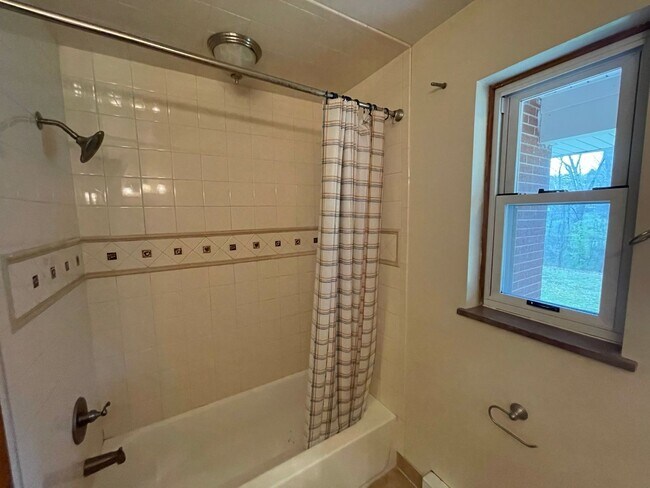 Building Photo - Beautiful 4 Bedroom, 2.5 Bathroom, 3000sq.ft Ranch! Pet Friendly!