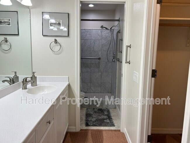 Building Photo - 830 E Riverpark Ln