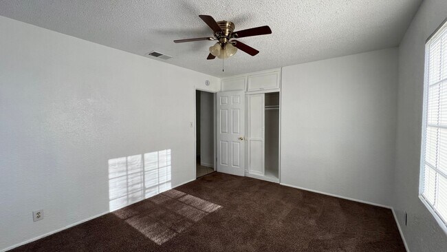 Building Photo - P008