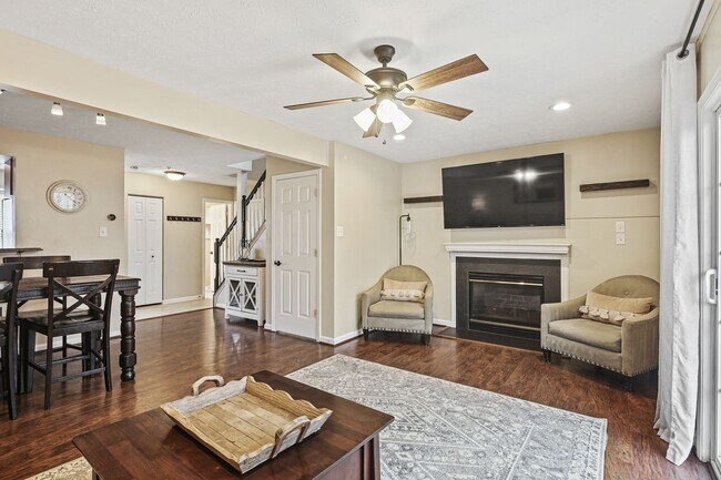 Building Photo - Bright & Spacious 3-Bedroom, 2 Full & 2 Half Bath in New Market