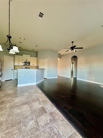 Building Photo - 667 Sharpley Dr