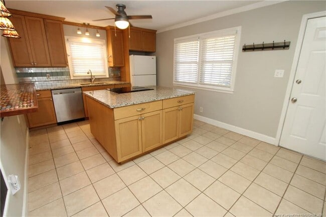 Building Photo - 819 James St