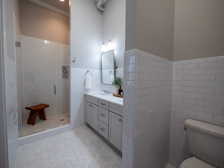 Building Photo - 121 N Main St