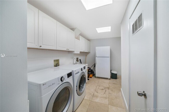 Building Photo - 1413 N Venetian Way