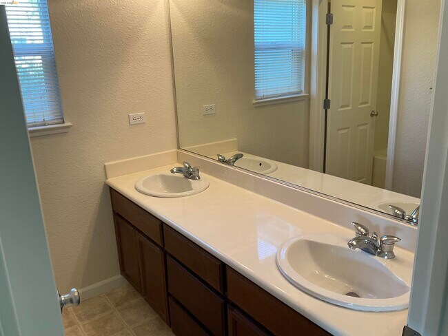 Building Photo - 1360 Tiffany Dr