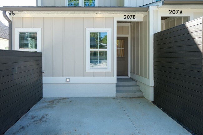 Building Photo - 207 S Calhoun St