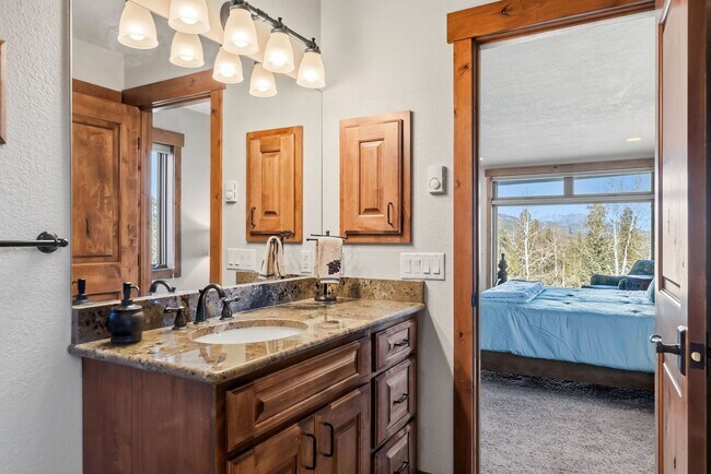 Building Photo - Breck 3-bedroom home with views! 6-12 month lease!