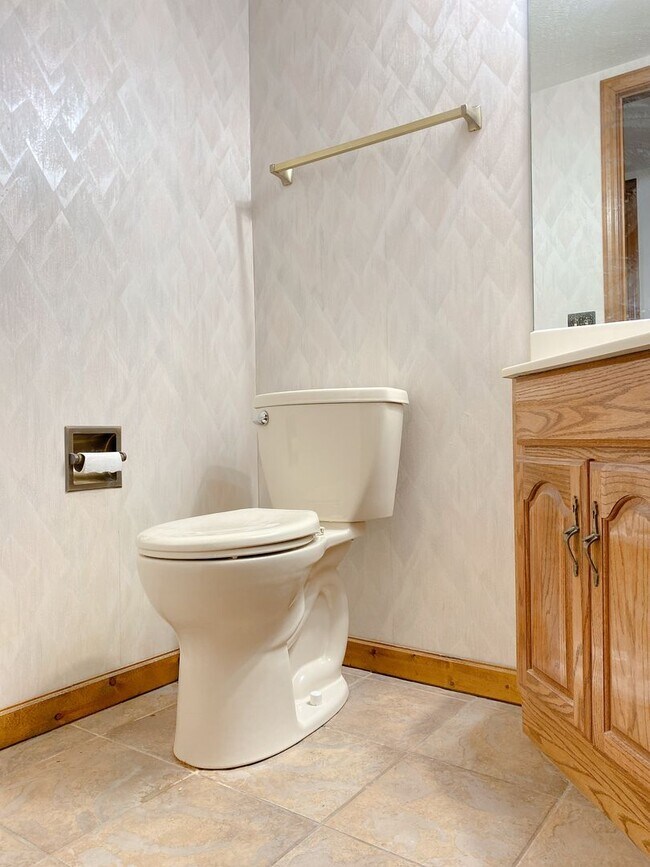 Building Photo - 3BD, 2BTH Bellevue Charmer Ready for YOU, $2,300!!