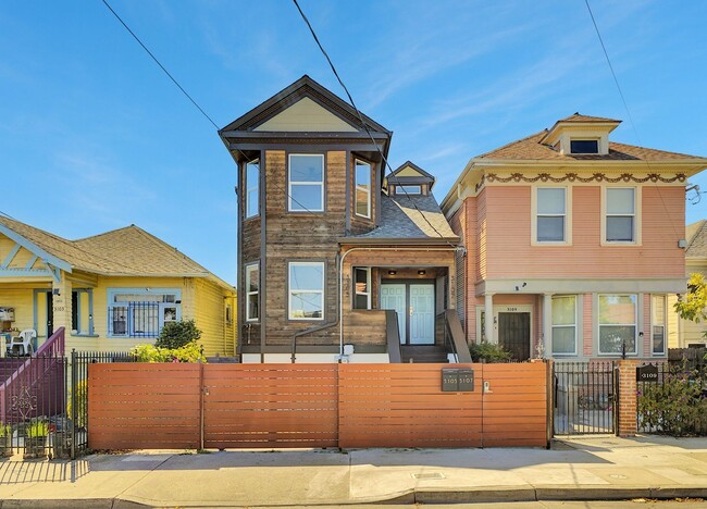 Primary Photo - Stylish West Oakland 2/1 Flat - Completely...