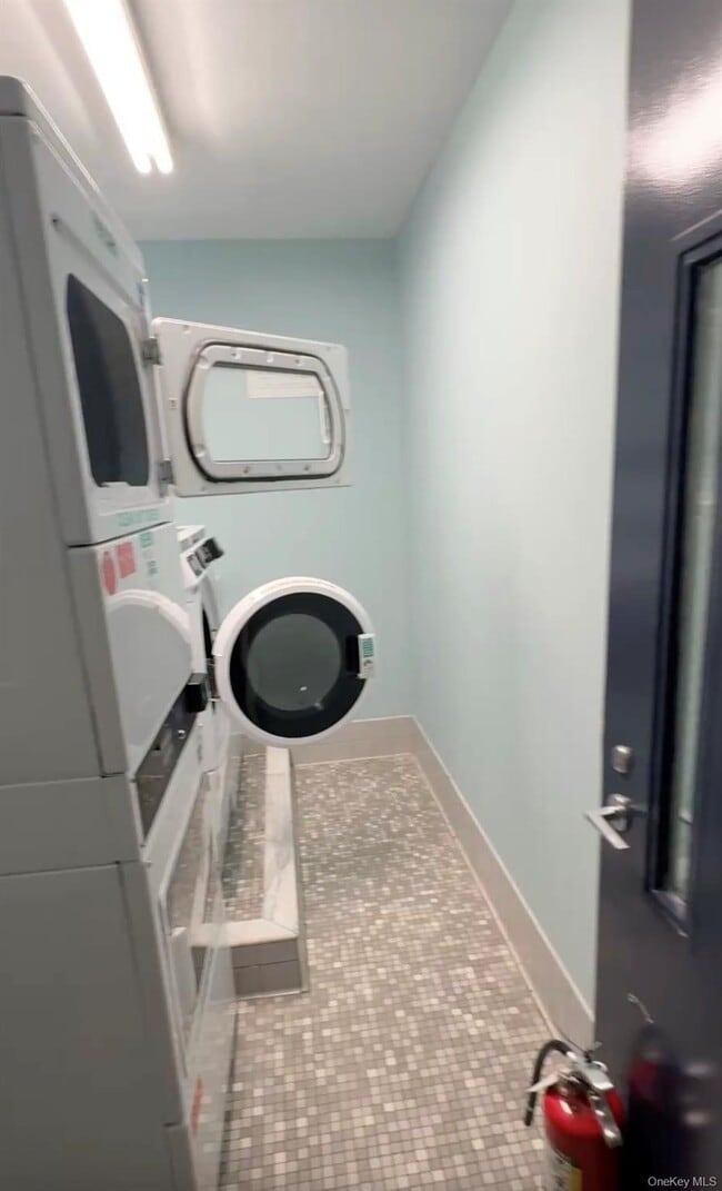 Building Photo - 100 W Broadway