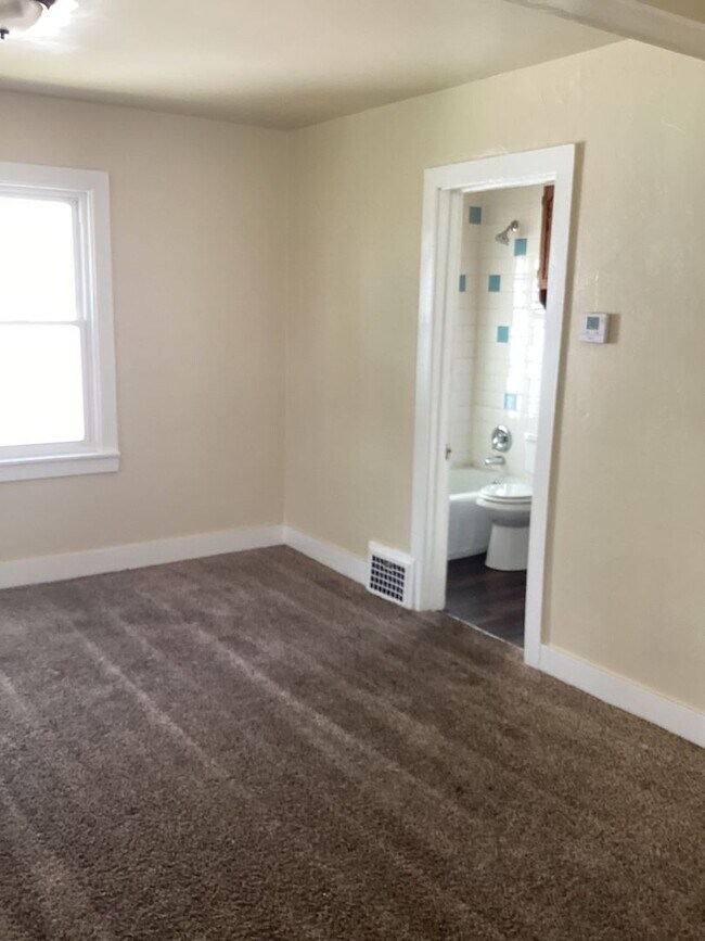 Building Photo - 3 Bedroom single family home