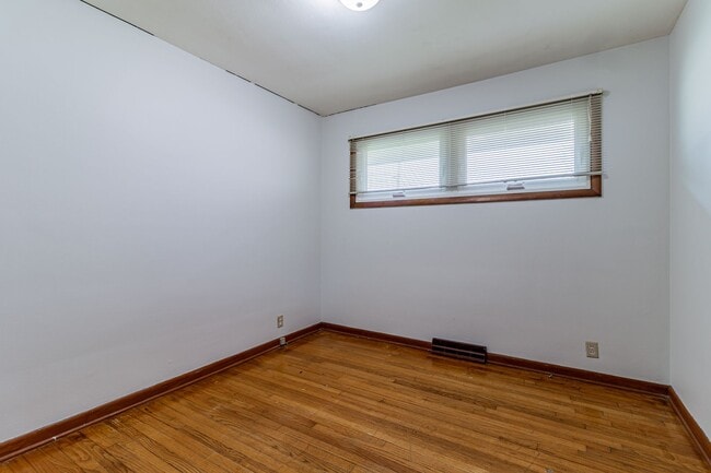 Building Photo - 3 bedroom, 1 bath ranch home! Close to I-74, on the local MTD bus line!! - Available 05/01/2026