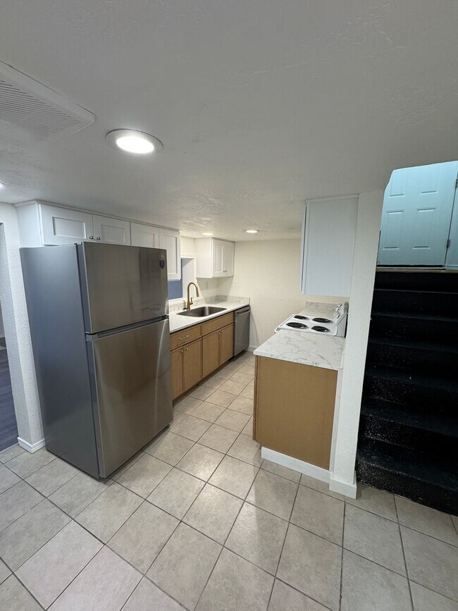 Building Photo - 3 bed/ 1 bath basement apartment