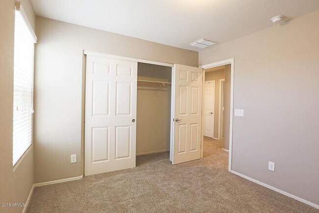 Building Photo - Stunning 3 bedroom plus Den with 2.5 bathrooms. Come, show & rent today!!!  End property!!!  Good...