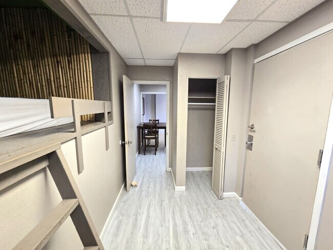 Building Photo - Downstairs unit of House - 2br/1ba/1pkg Kaimuki area