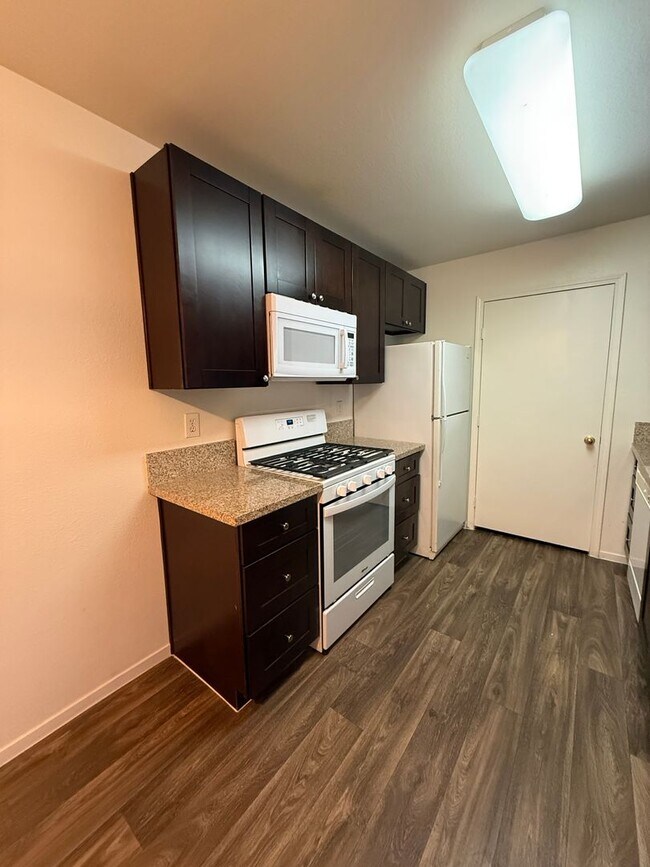 Building Photo - Cute Lower Level Condo