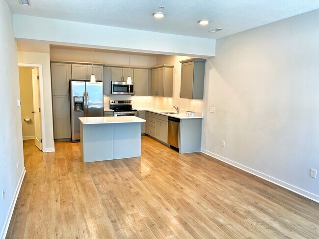 Building Photo - 327 NE Otter Dr