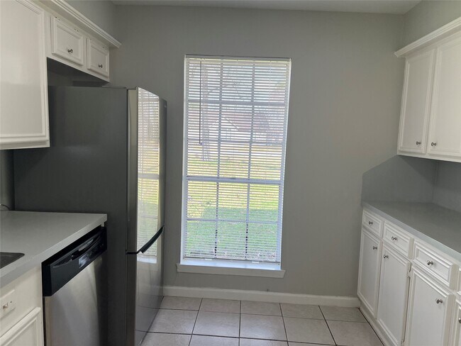 Building Photo - 2402 Fawnwood Ln