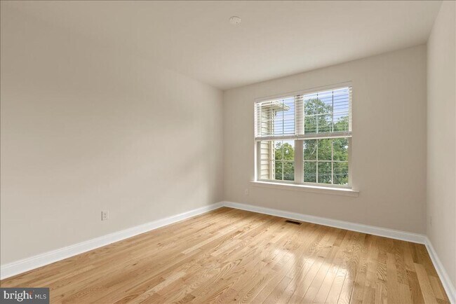 Building Photo - 264 W Ashland St