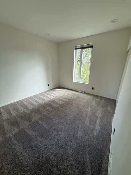 Building Photo - 561 Laurel Ave
