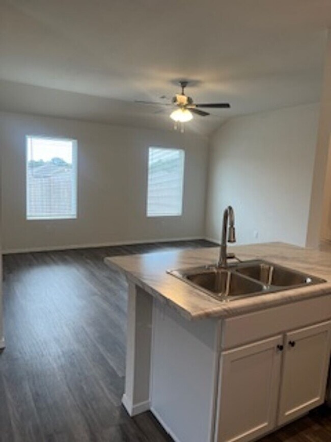 Building Photo - Three Bedroom / Two Bath Home/Two Car Garage/Fenced Backyard