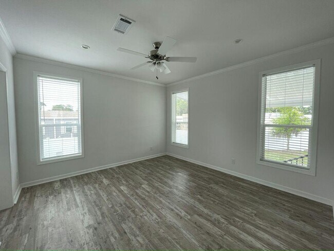 Building Photo - 117 N Lake Dr