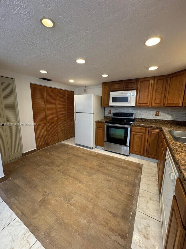 Building Photo - 6841 SW 147th Ave