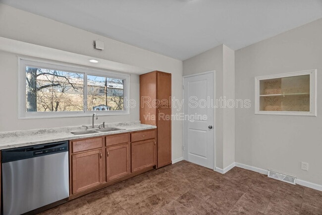 Building Photo - 9915 Castle Dr