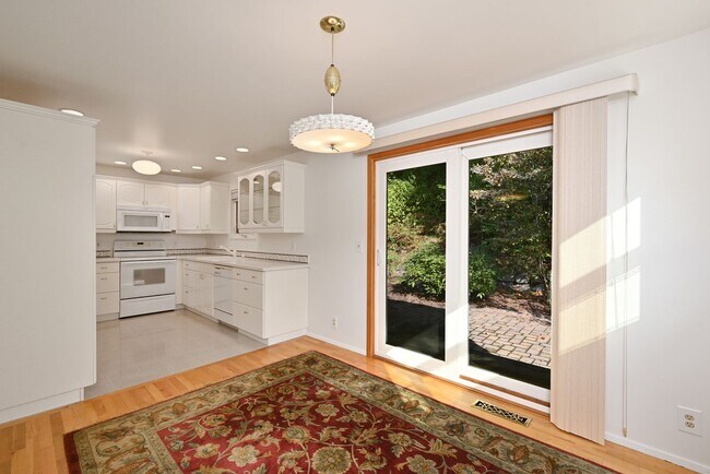 Building Photo - Spacious 4BR/2 BA Home in Quiet North-End ...