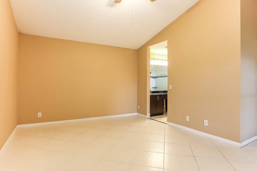 Building Photo - 153 W Bayridge Dr