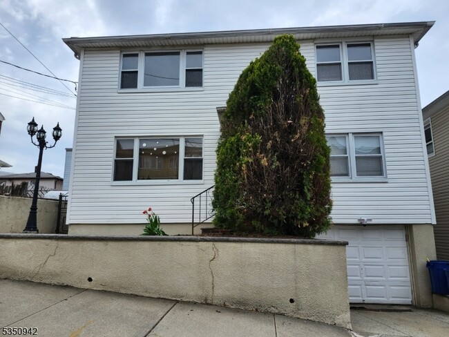 Building Photo - 41 Bayliss St
