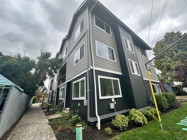 Building Photo - 2603 SW Pickford St