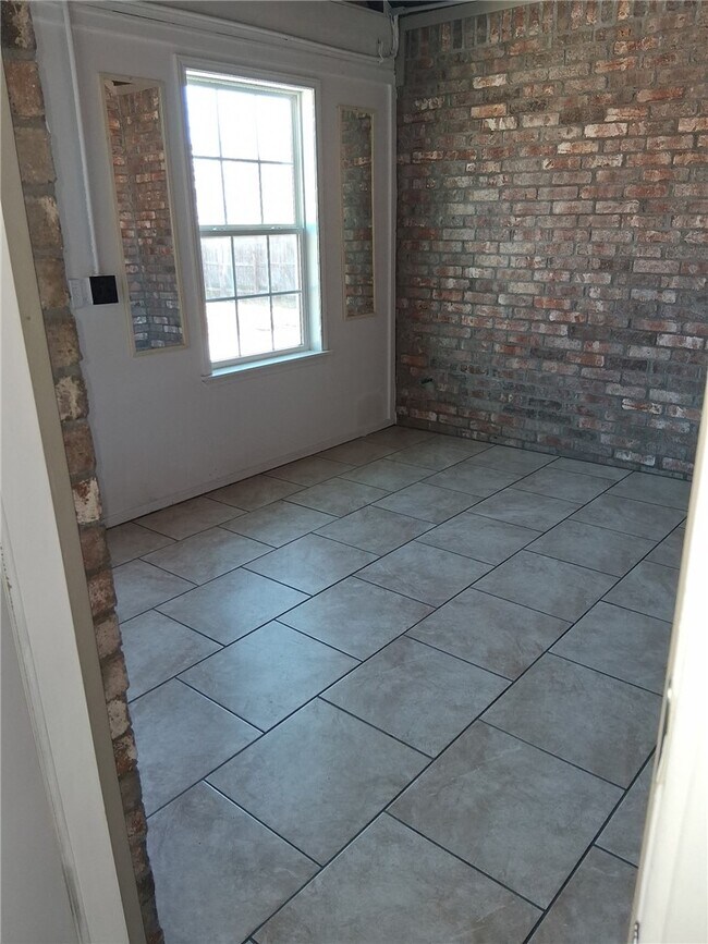 Building Photo - 3864 W Providence Dr