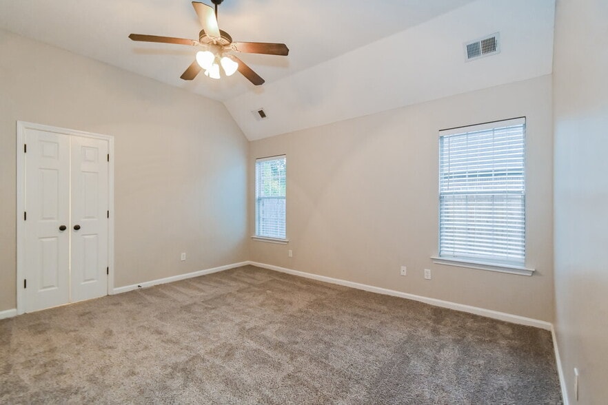 Building Photo - 87 Wren St